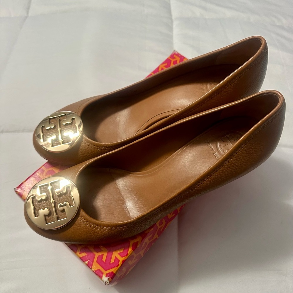 Tory Burch Camel Leather wedge Gold Logo. - Picture 2 of 6